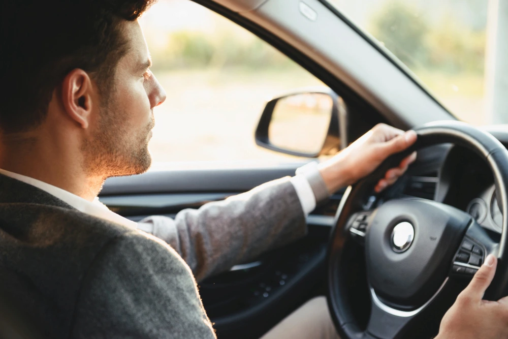 Formation chauffeur d'un véhicule de taxi pour faire la promotion de la formation taxi du centre de formation CFRT60